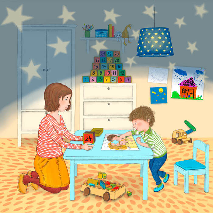 kleiner Junge puzzelt am Tisch im Kinderzimmer, Mama hilft ihm